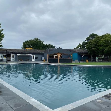 LathumRustig Liggend Chalet Op Recreatiepark De Rhederlaagse Meren别墅 外观 照片
